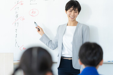 教室で授業をする教師
撮影協力：学校法人電波学園　東京電子専門学校