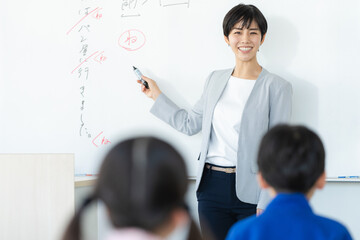 教室で授業をする教師　撮影協力：学校法人電波学園　東京電子専門学校