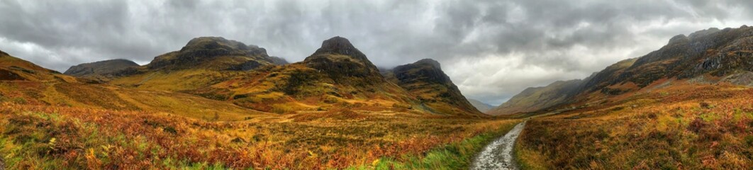 Fototapeta premium Three Sisters of Glencoe Mountains in Fall