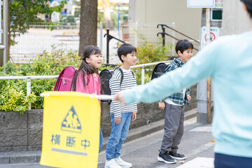 登下校する小学生