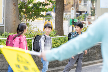 登下校する小学生