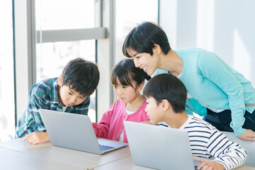 Fototapeta premium 教室でパシコンを操作する小学生 撮影協力：学校法人電波学園 東京電子専門学校