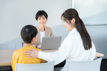 面談する親子と先生　撮影協力：学校法人電波学園　東京電子専門学校