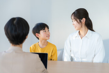 面談する親子と先生　撮影協力：学校法人電波学園　東京電子専門学校
