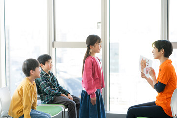 英語を学習する児童【撮影協力：学校法人電波学園　東京電子専門学校】