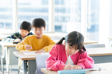 教室で授業を受ける小学生　撮影協力：学校法人電波学園　東京電子専門学校