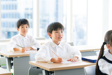 Fototapeta premium テストを受ける児童 撮影協力：学校法人電波学園 東京電子専門学校