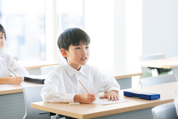 テストを受ける児童　撮影協力：学校法人電波学園　東京電子専門学校