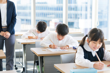 テストを受ける児童【撮影協力：学校法人電波学園　東京電子専門学校】