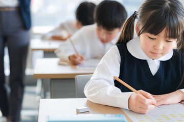 テストを受ける児童　撮影協力：学校法人電波学園　東京電子専門学校