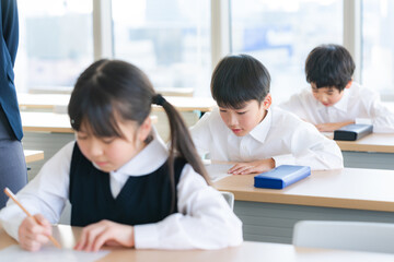 テストを受ける児童　撮影協力：学校法人電波学園　東京電子専門学校