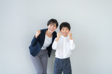 並んで立つ児童と先生　撮影協力：学校法人電波学園　東京電子専門学校