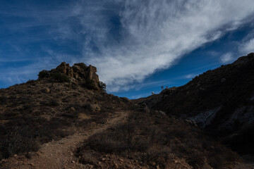 Vista de una monta&ntilde;a y el cielo azul en el desierto de chihuahua