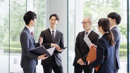  ロビーで話をするビジネスパーソン