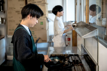 料理を作る男性