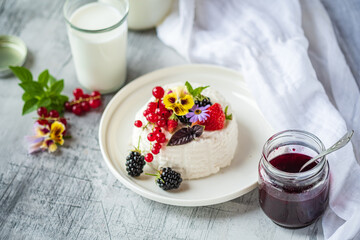 goat cheese with berries