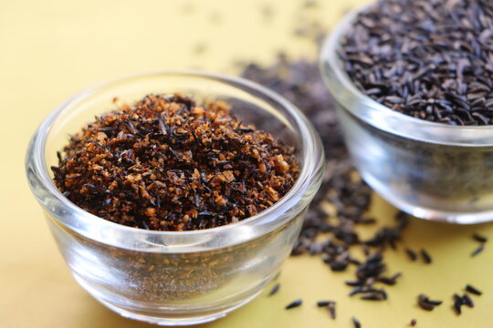 Karala chutney or karale chutney, dry chutney powder made from roasted niger seeds and a blend of spices,  popular condiment in Indian cuisine, particularly in Maharashtra and Karnataka, Indian food
