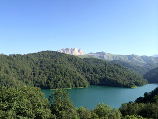Obraz premium A beautiful blue lake surrounded by forests among the mountains