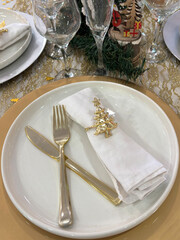 Table préparée, couverts de fête 
