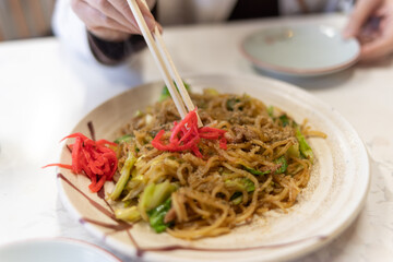 美味しい焼きそばを食べる人