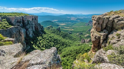 Obraz premium Majestic Mountaintop Vista: A Breathtaking Panorama of Cliffs and Verdant Valley