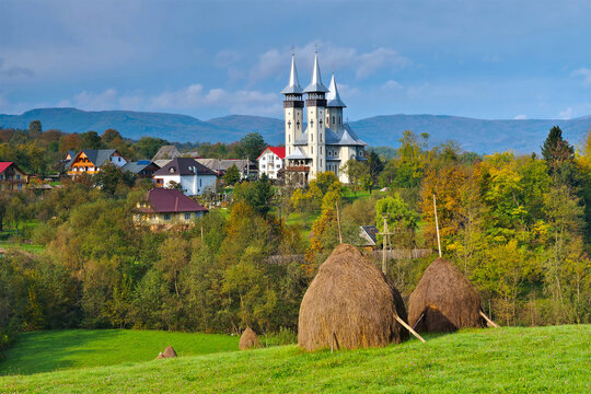 traditionelle Heuschober und die Landschaft rund um Breb, Maramures in Rum&auml;nien - haylofts and the landscape around Breb, Maramures in Romania