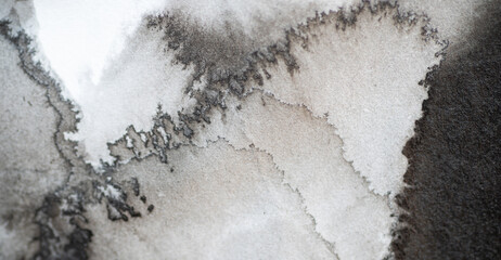 黒いインクで滲ませた暗い背景