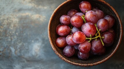 Obraz premium juicy red grapes in a rustic bowl on a textured background fresh healthy eating concept