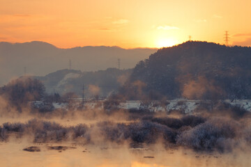 강원도 춘천시 소양강의 물안개와 일출
