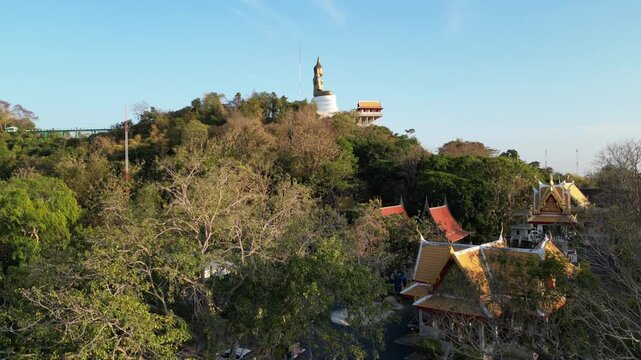 스카이워크가 있는 사찰과 불상의 조화. 왓 카오 타백 wat khao tabaek 
