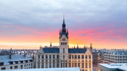 Obraz premium Sunset view of a historic building with a clock tower.