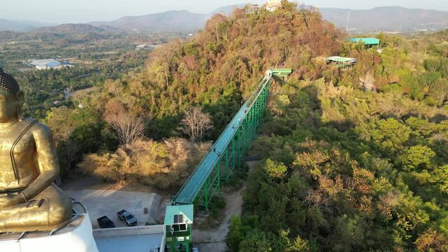 스카이워크가 있는 사찰과 불상의 조화. 왓 카오 타백 wat khao tabaek 
