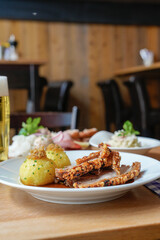 Krosser Schweinebraten mit Kartoffelknödel und frischem Bier in rustikalem Gasthaus serviert.