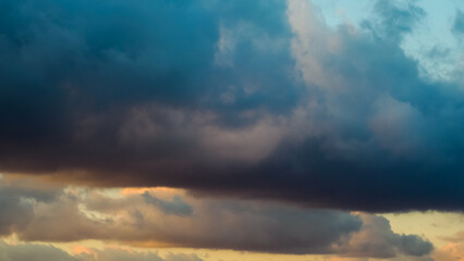 Ciel nuageux et menaçant, en fin de soirée, sous des gros cumulus