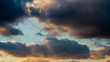 Ciel nuageux et menaçant, en fin de soirée, sous des gros cumulus