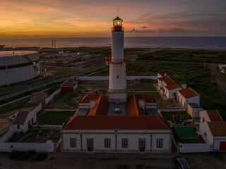 Faro del Cabo de Sines en el Distrito de Setúbal , Portugal 