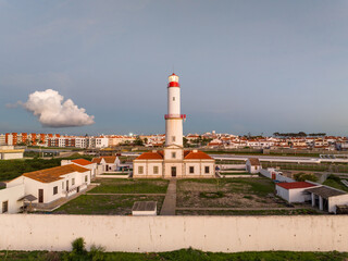 Faro del Cabo de Sines en el Distrito de Setúbal , Portugal 