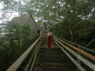 mulher em palafitas de hotel de selva em guaraj&aacute;-mirim, rondonia