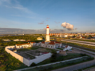 Faro del Cabo de Sines en el Distrito de Setúbal , Portugal 
