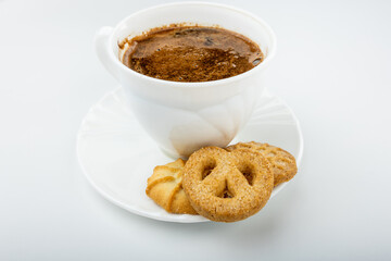 Danish cookies on a white background with coffee in a white cup, freshly brewed American coffee, isolate, breakfast, pastries, delicious shortbread cookies, catalog photo of food, coffee in bed