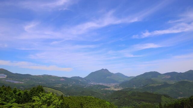 湯布院の風景と青空（大分県由布市湯布院）