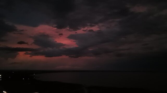 Tempestade de rel&acirc;mpagos no horizonte