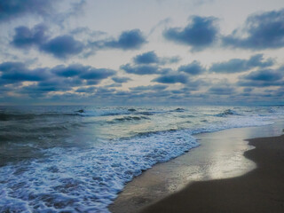 Morze na plaży o pochmurnym wschodzie