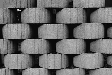 Symetryczny układ betonowych bloków – industrialna tekstura w czerni i bieli.Minimalistyczne...