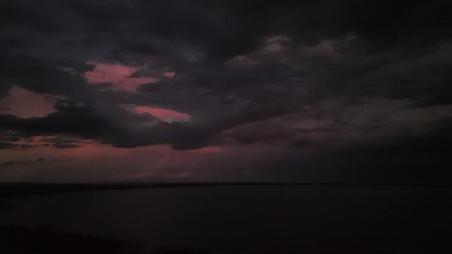 Tempestade de rel&acirc;mpagos no horizonte