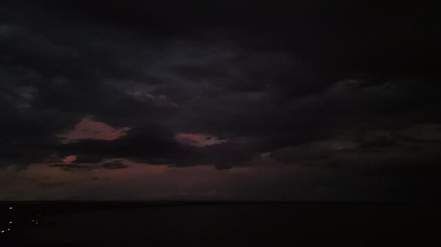 Tempestade de rel&acirc;mpagos no horizonte