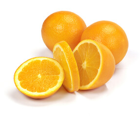 Kompozycja z przekrojonych pomarańczy na białym tle