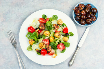 Salad of fresh vegetables and roasted chestnuts