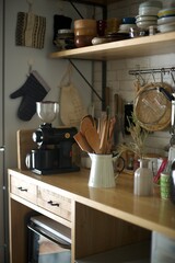 陶器のピッチャーにまとめた木製のキッチンツール