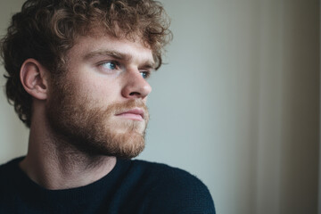 Obraz premium A man with a beard and a blue shirt is looking at the camera